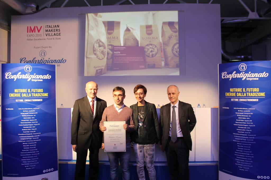 Saturno Somma e Mickol Luise insieme al presidente nazionale di Confartigianato Imprese Giorgio Merletti ed il direttore del Corriere della Sera Luciano Fontana alla cerimonia di premiazione. Milano, 14 ottobre 2015.